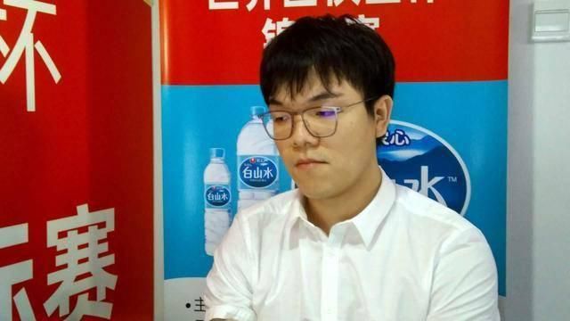不过，这样的话他怎么敢说出口？于是只能赔着笑道：先生，我觉得像您这样有品位、有追求的有钱人，您花钱追求的就是享受、追求的就是品质，绝对不会把这点小事放在心上，而且您放心，从今往后您只要从我手里买包，我一定给您争取最低的配货额度。